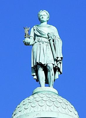 拿破仑的雕像在巴黎国殇纪念绾前是什么样的