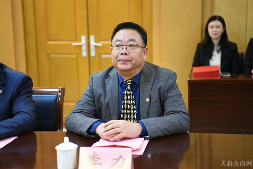 济南四建集团总经理李力主持签约仪式