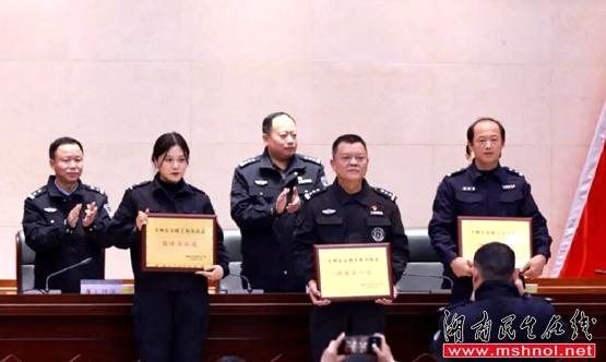 保靖县公安局(左一)荣获全州公安机关射击比武团体第二名本届射击