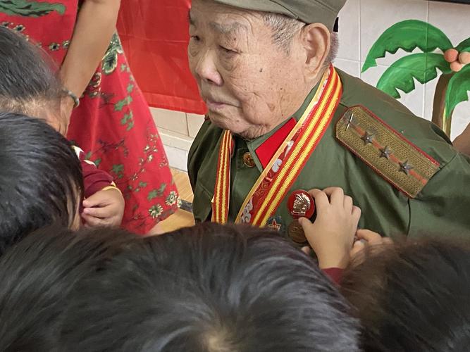 听红军爷爷讲故事