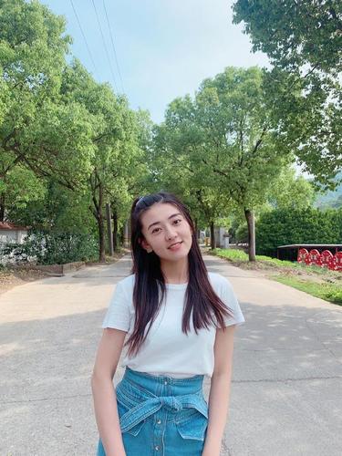 梁洁真是个小可爱,穿t恤配蓝色牛仔裙,扎小辫尽显活力