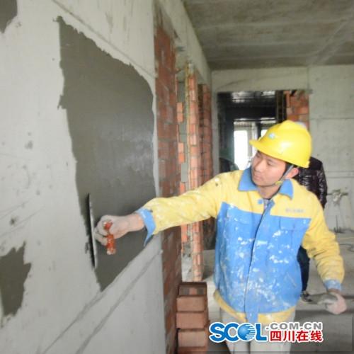 工人正在使用干拌砂浆抹墙