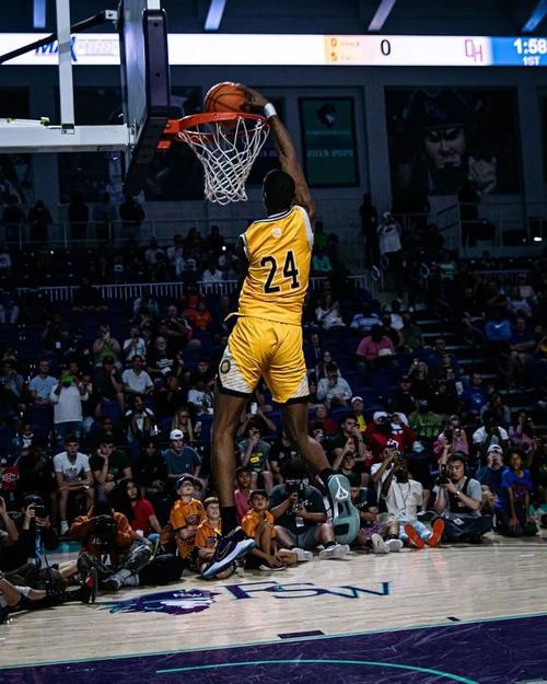 致敬卡特转体360抡臂大风车独臂少年参加扣篮大赛