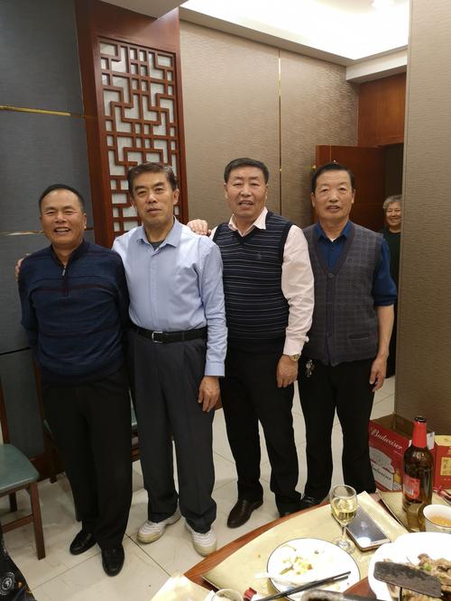 张常兴,王德军在鹤岗海燕美食城大酒店设宴为白贺彦,于万清践行