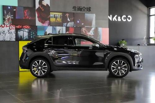 外观方面,领克02冠军版新增黑色车身 灰色车顶的撞色设计,行李架,门