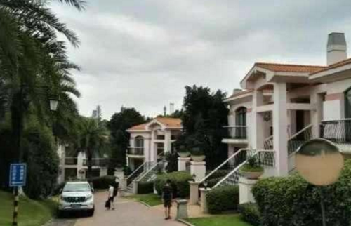 靳东晒出自己在北京的豪宅,住在豪华别墅里,内部装修简洁大气