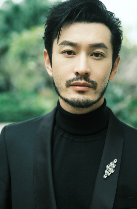 黄晓明不当清爽少年了!留胡子走大叔风格,果然还是成熟形象适合他