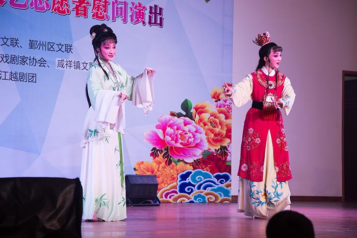 市甬剧团国家一级演员郑健表演了一段欢快的甬剧小调《宁波巧匠郎》