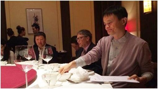 马云请世界首富比尔盖茨吃饭一共花了多少钱到底吃了些什么