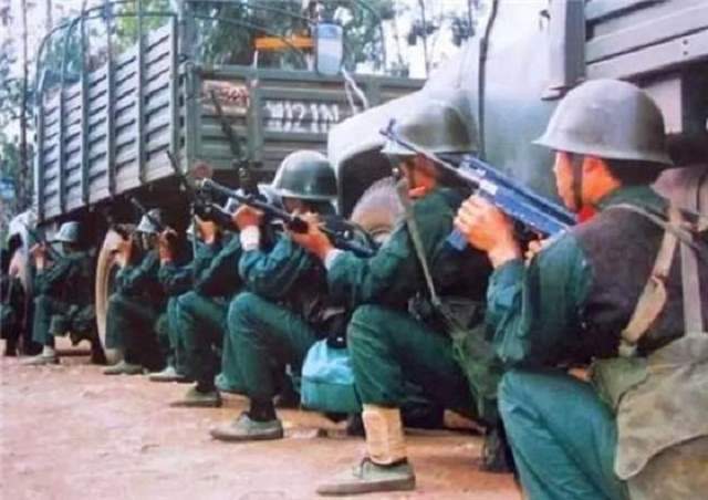 原创1994年神枪手中尉变杀手,屠杀23名战友,数十名武警围捕却难靠近
