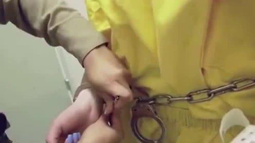 带着脚镣的女犯人,在监狱里面如何换裤子,原来另有猫腻?