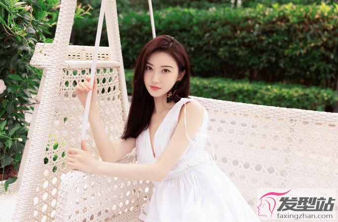 景甜白色v领连衣裙写真 仙气满满像极了初恋女友的样子