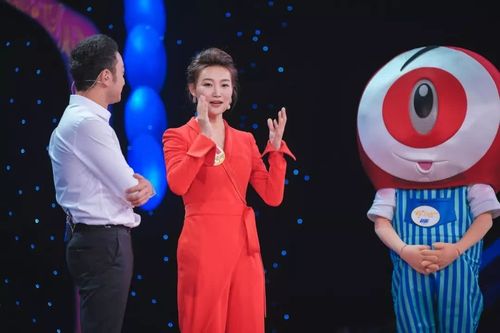 穿的也非常漂亮,一身红色衣服,非常的显眼,登上了《开门大吉》的节目