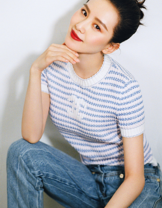 刘诗诗可真是敢穿!紧身衣搭配牛仔裤,傲人身材可真是吸睛呢