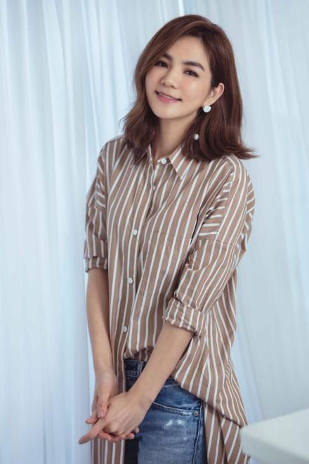 ella甜晒约会照 与赖解孵半裸调情