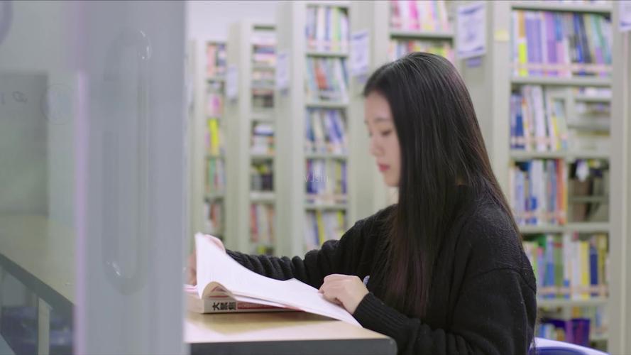 图书馆美女看书自习室学习女大学生_视频素材包下载