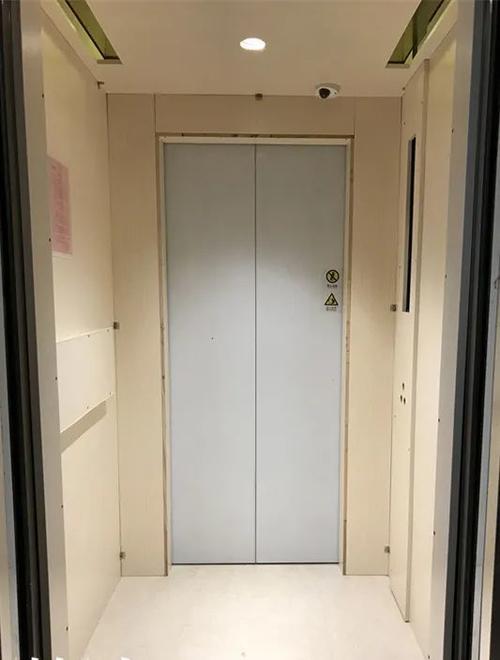 一梯两户,邻居在电梯口放鞋柜,物业:反正就两家人,你家也放个