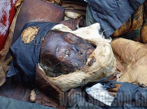 周口清朝干尸五官清晰:梳辫子穿官府出现腐烂(组图)