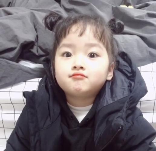 霸占了年轻人微信聊天表情包的可爱小女孩权律二