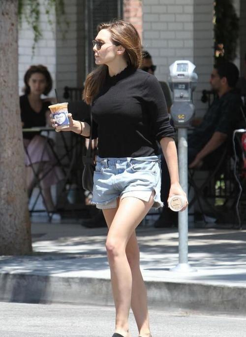 女演员伊丽莎白·奥尔森出现在西部好莱坞,她有一种特殊的气质