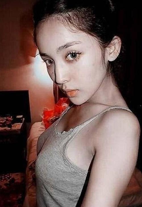 原创古力娜扎学生时代旧照,穿雪白婚纱拍写真,与现在肤色反差真明显