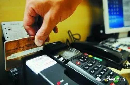 所以,消费时先刷信用卡而不用现金,到还款时间,现金换上,这一个多月