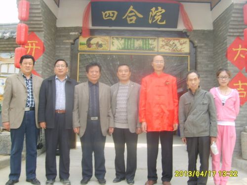 艺术资料:梁奇忠先生和知书轩书画艺术家在开业庆典上