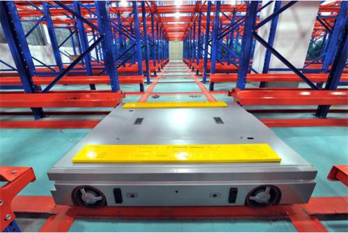 搬运货物不需人工仓储库房货架厂家解密四向穿梭车的强大功能