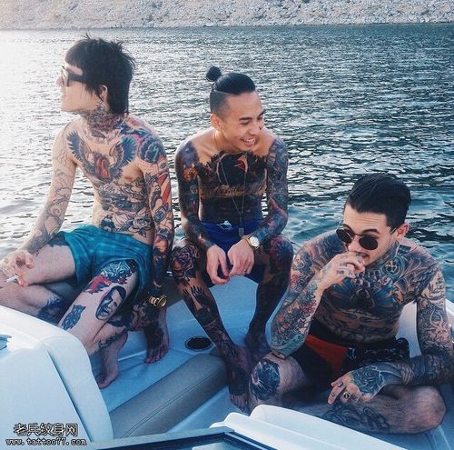 别让梦想只是梦想英文花体字纹身图片