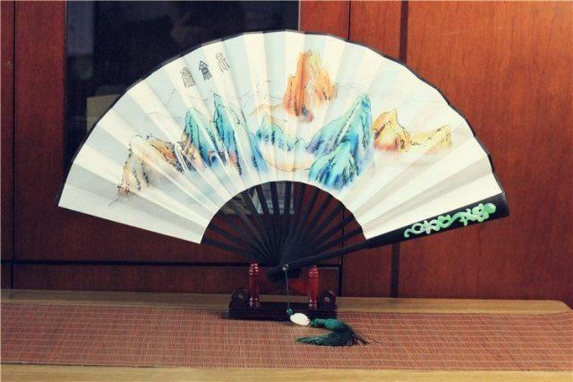 修炼天赋不俗,武器是玉清昆仑扇和破云扇.