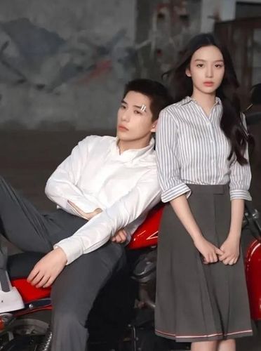 她是唯一一个坐在王安宇摩托车和搂着上的女孩,粉丝却