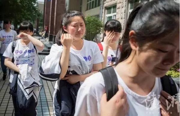 校服上签名高中最后一节课后这一天是毛坦厂中学高三毕业班最后一天