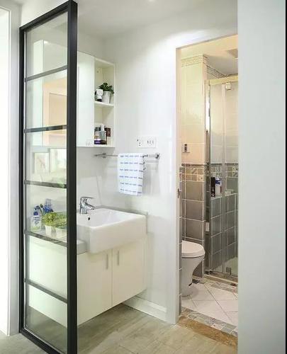 三式分离的卫生间占地面积大约为 4.