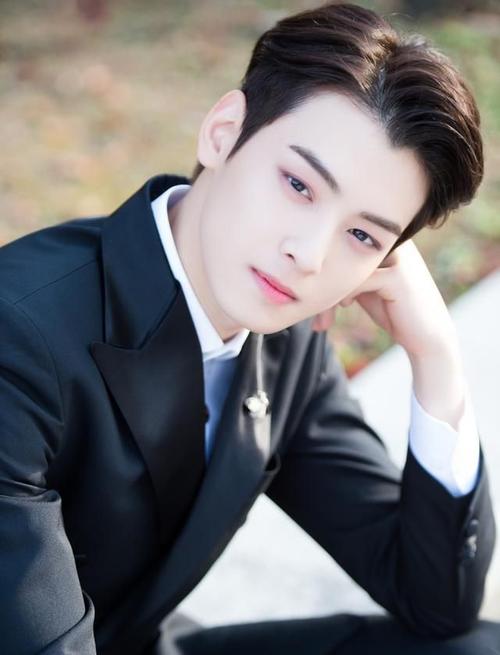 车银优深色系搭配尽显韩国男明星气质优雅迷人帅气时尚