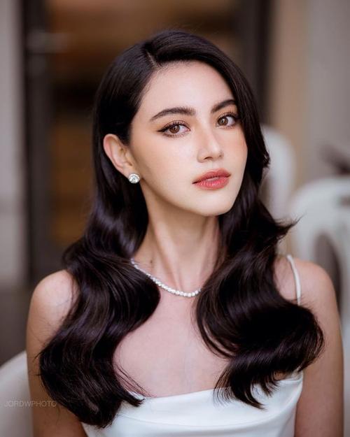 她是泰国第一神颜不止长得美身材还这么火辣腰臀比让人羡慕了