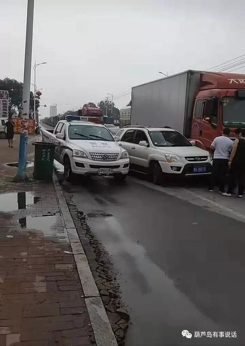 葫芦岛绥中外环货车和私家车刮碰