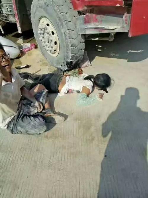 【突发】贺州又见大货车车祸,一女子当场身亡!