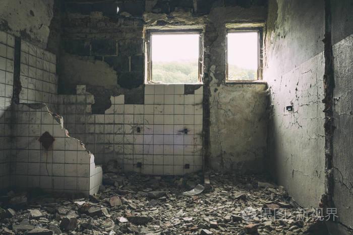 urbex 的恐怖和可怕的老工厂.被毁坏的砖的古废墟的退色的相片