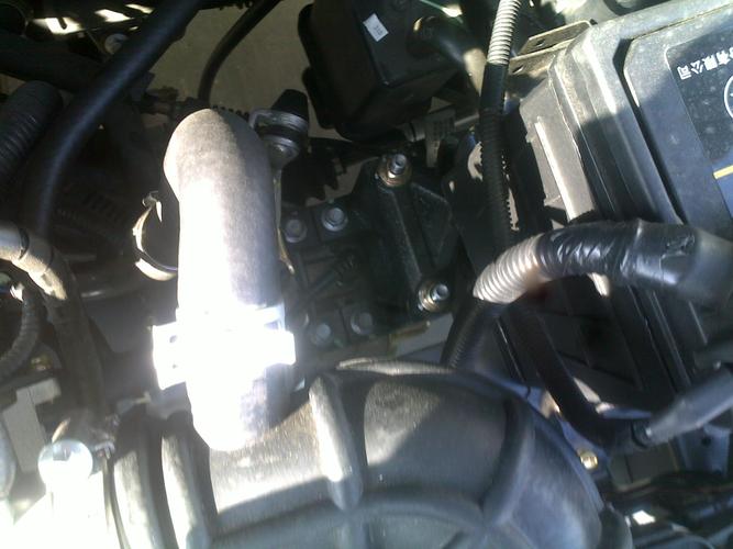 奇瑞旗云1变速箱支架2根螺栓齐根断裂,导致变速箱发动机掉落