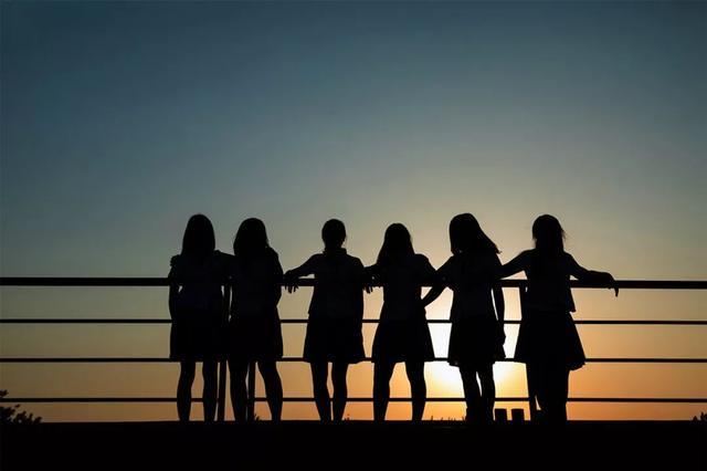 摄影:@小圆包仔 到了太阳快落下的时候 还可以将背影拍出剪影的效果