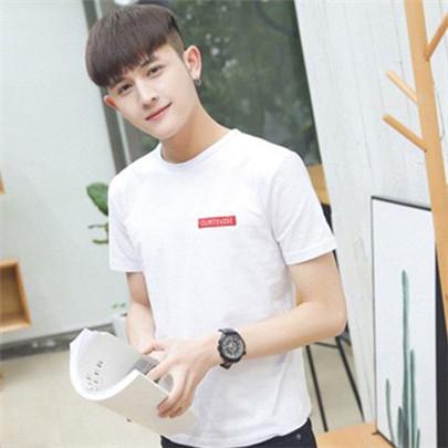 发型 流行发型 正文 小清新一点这款男生短发会比较适合20左右的男同