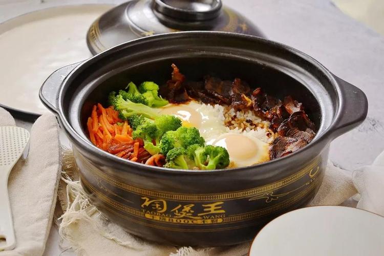 开盖瞬间就把持不住鲜香嫩滑的牛肉煲仔饭