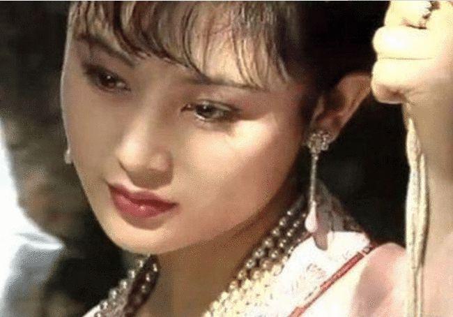 两年后,陈红参演电影版《红楼梦》里的紫鹃