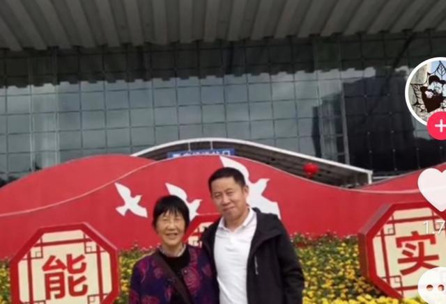 孙海洋忆父母回农村彭四英晨跑锻炼夫妻俩准备给孙卓过儿童节
