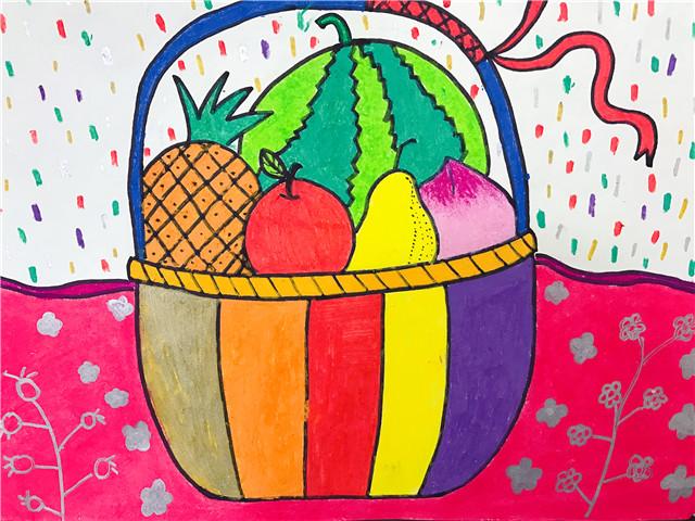 看,我们的水果篮装得满满的,真开心呀!