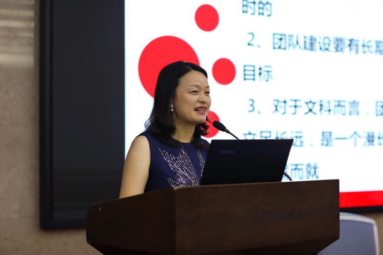 音乐学院党委书记杨海燕代表第三组进行汇报