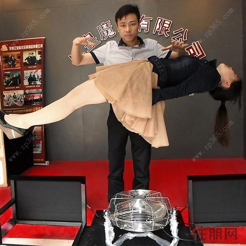 人体悬浮魔术(图片摘自互联网)