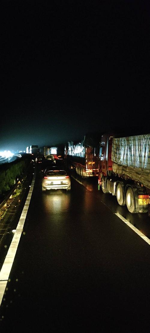 云南高速曲靖段今日路况:曲靖堵车缓行,银昆高速会泽段堵车了