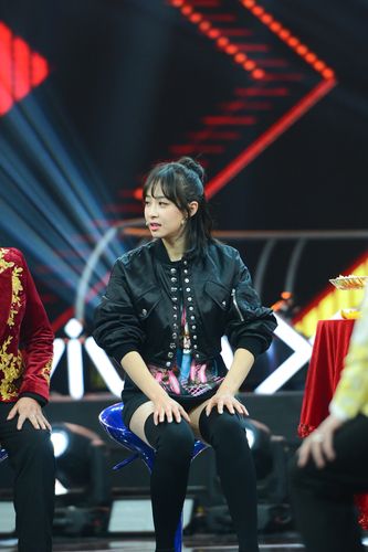 宋茜穿黑长靴 参加王牌