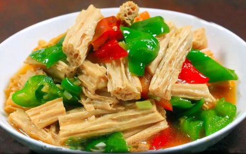 清炒腐竹【基本食材】腐竹,青椒,红椒,蒜,生姜,食用油,葱花,食盐